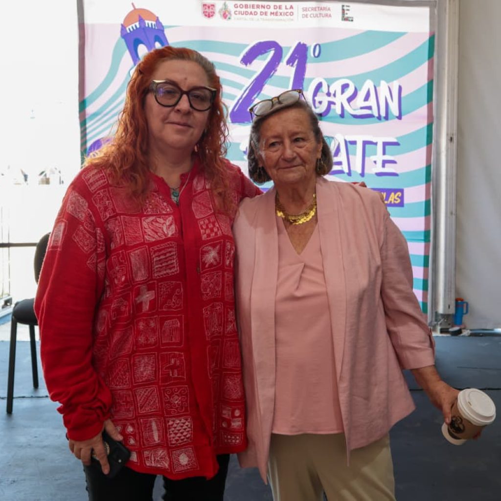 Gran Remate de Libros, Discos y Películas 2026 en el Monumento a la Revolución con stands llenos de libros y visitantes