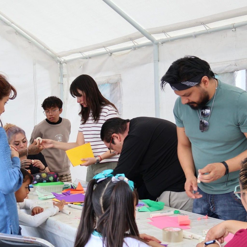 Una familia participando en las increíbles Actividades en el Museo de Historia Natural siguiendo nuestra guía de divulgación científica en CDMX.