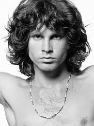 Fotografía histórica que representa el enigma de Jim Morrison, el Rey Lagarto y sus 3 secretos musicales.
