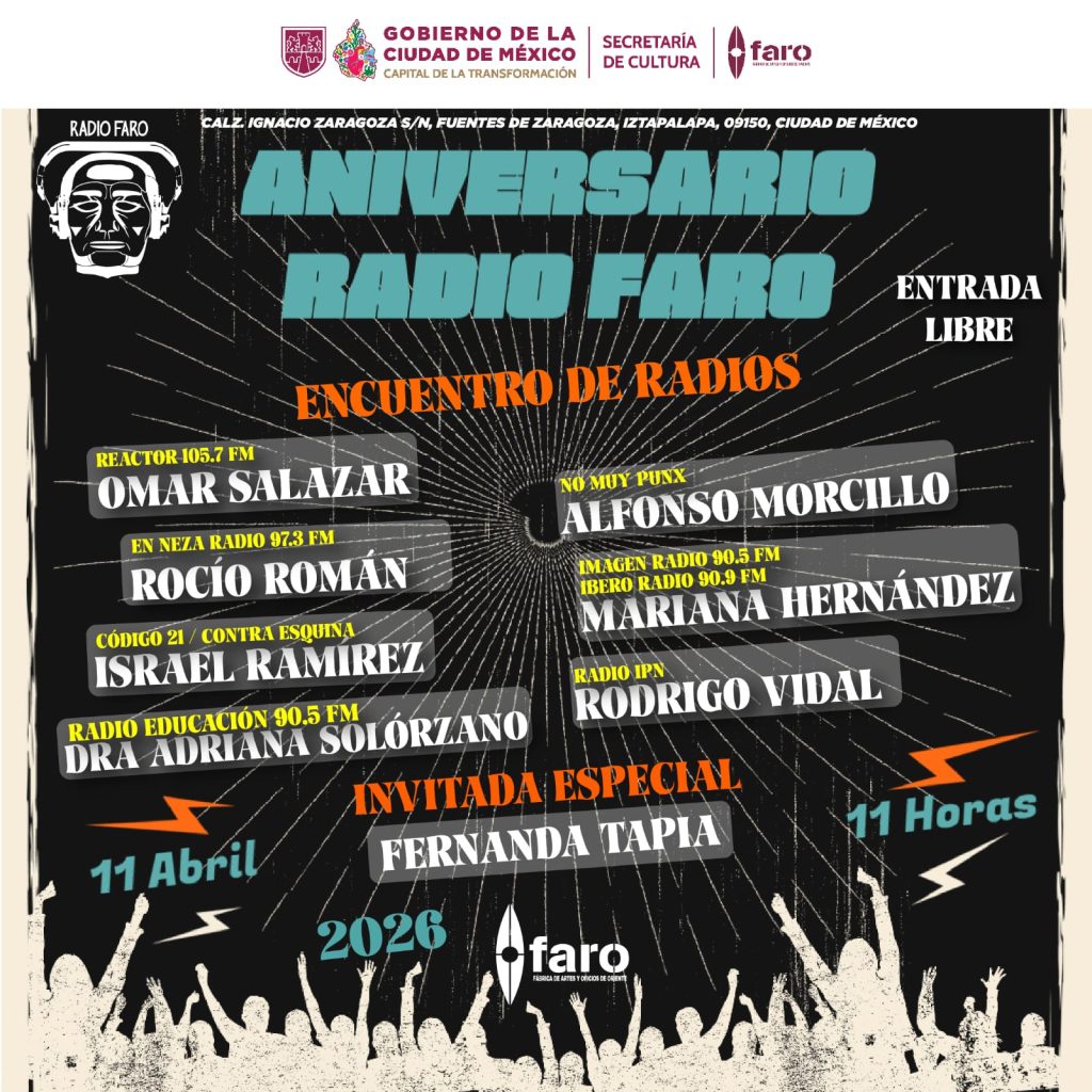 Imagen real de la cabina de transmisión durante el Aniversario de Radio Faro en la FARO de Oriente con locutores y comunidad.