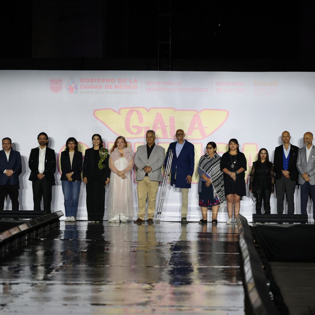 Inauguración de la Gala Chilanga 2026 en el Monumento a la Revolución con pasarelas de moda local y economía sostenible.