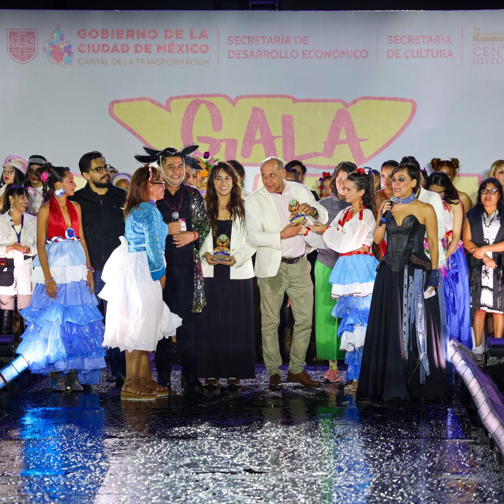 Fotografía de la pasarela de la Gala Chilanga 2026 en el Monumento a la Revolución, mostrando diseños de moda urbana y reciclaje textil.