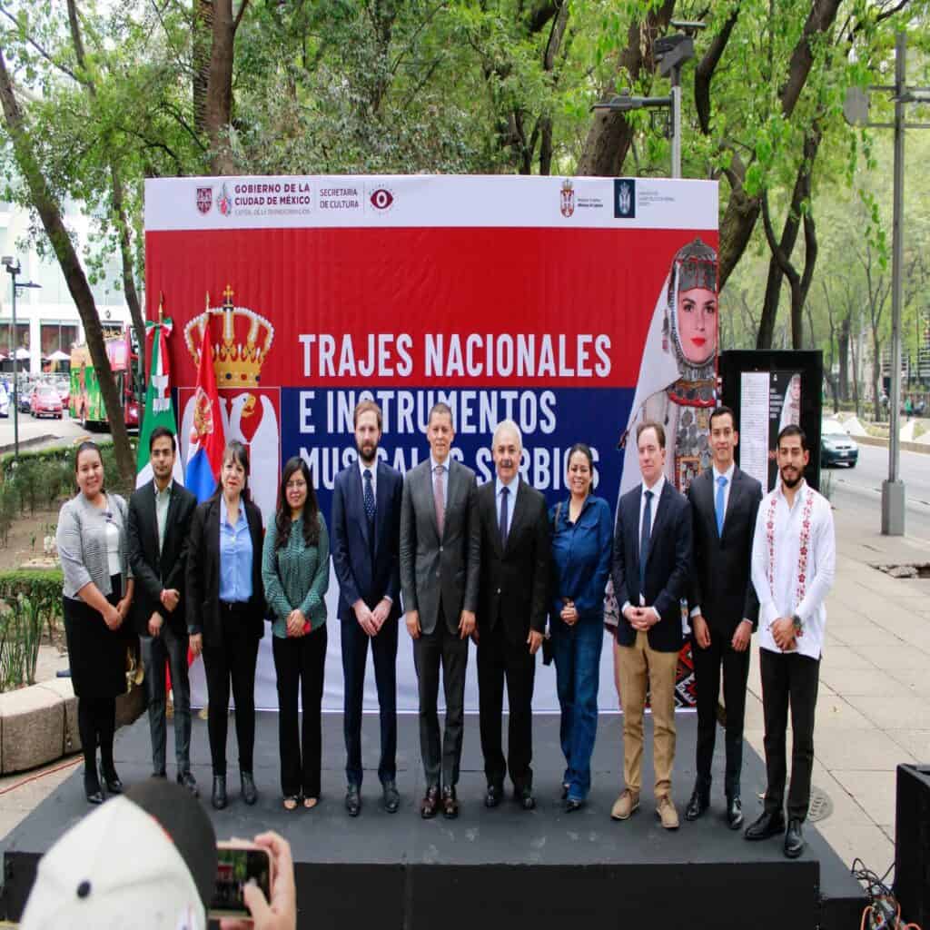 Exposición de Trajes Nacionales e Instrumentos Musicales Serbios revelador en Paseo de la Reforma.