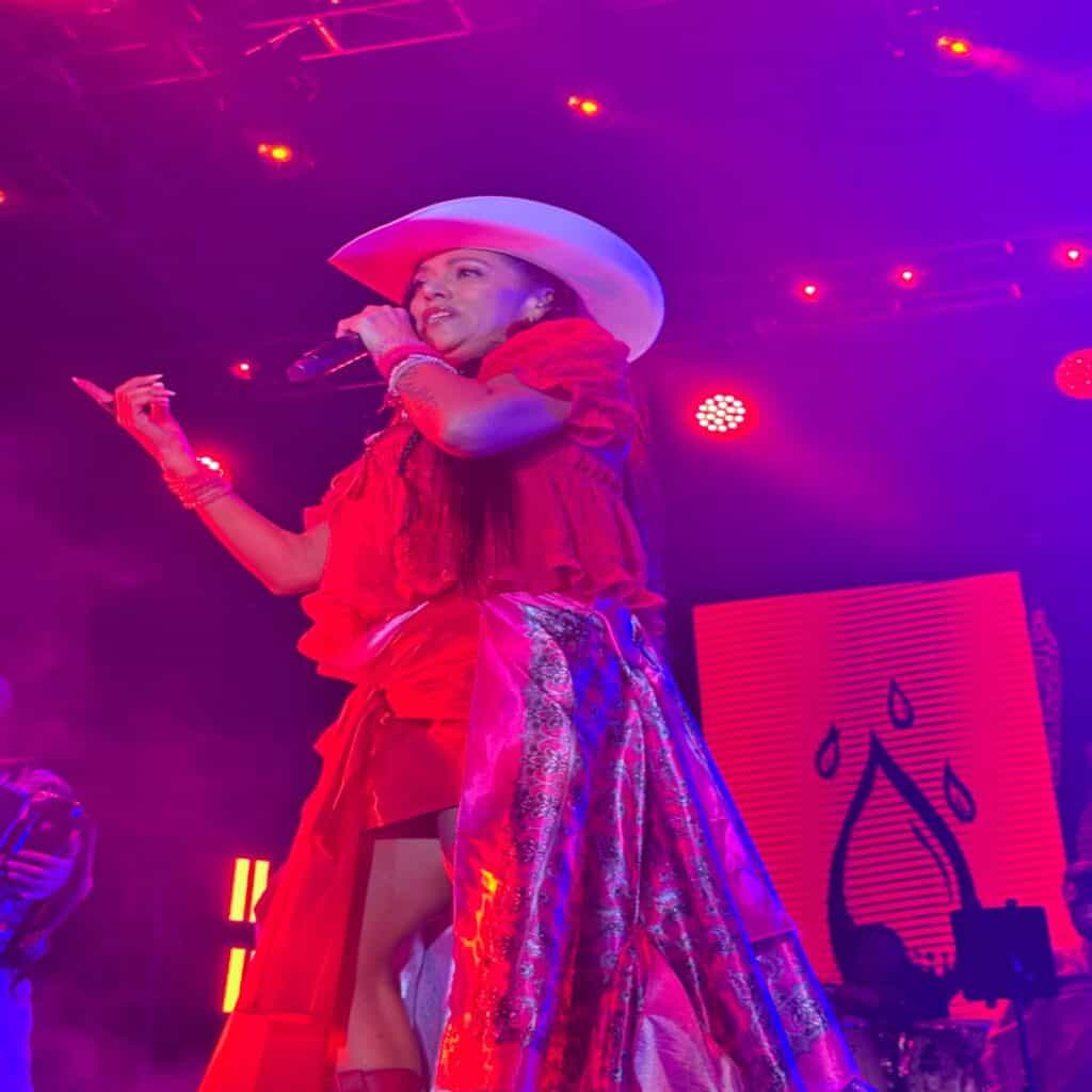 Impactante concierto de Lila Downs en Utopía Azcapotzalco bajo la lluvia con miles de vecinos disfrutando de la música tradicional oaxaqueña.