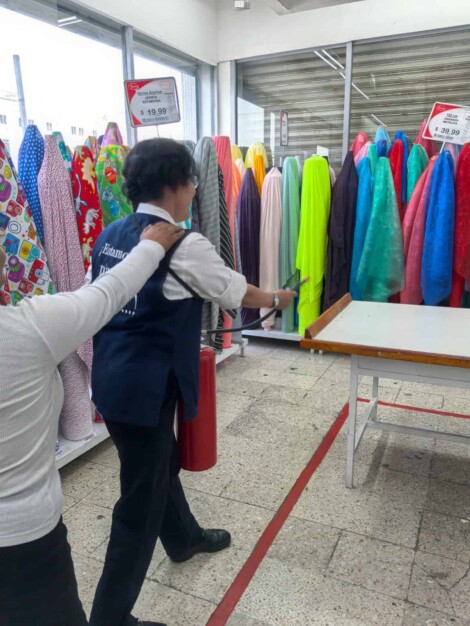 Brigadas de la unidad interna de protección civil realizando simulacro en establecimiento de CDMX
